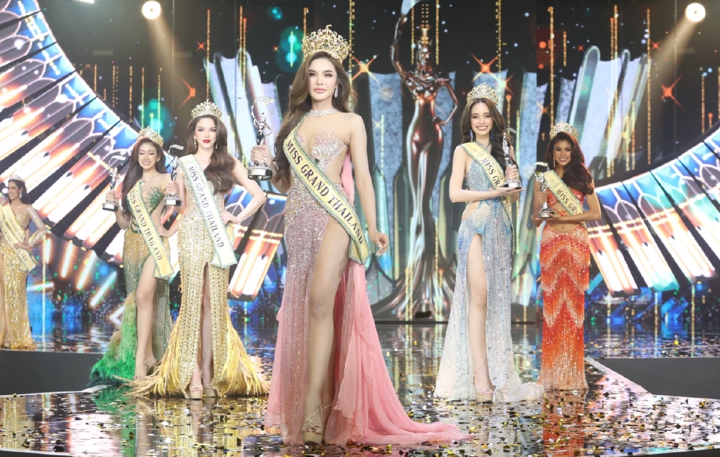 เปิดประวัติ 'อุ้ม ทวีพร' ตอบคำถาม การเมืองแรง จนชาวเน็ตจวกสนั่น  (มีคลิป)