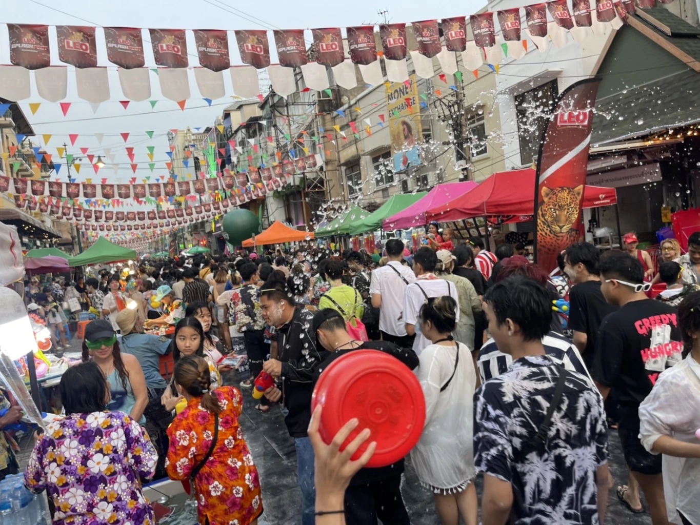 ข้าวสาร-สีลม คึกคัก นทท.แห่เล่นน้ำสงกรานต์วันสุดท้าย