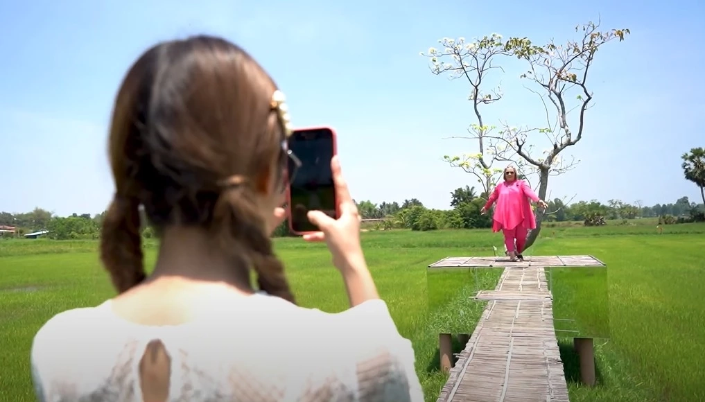 แม็กกี้ อาภา พาเที่ยวไหว้พระ พิษณุโลก แถมยังร่วมกิจกรรมรักษ์โลก 