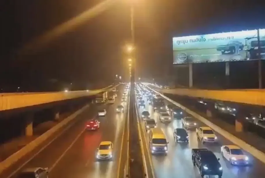 ถนนมิตรภาพ ช่วง อ.ปากช่อง รถติดยาว 20 กม. ต้องเปิดช่องทางพิเศษเร่งระบาย