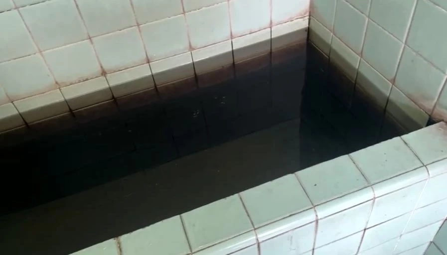 เล่นเอาวุ่น! วัยรุ่นขโมยขันห้องน้ำ "วัดโสธรฯ" ไปเล่นสงกรานต์