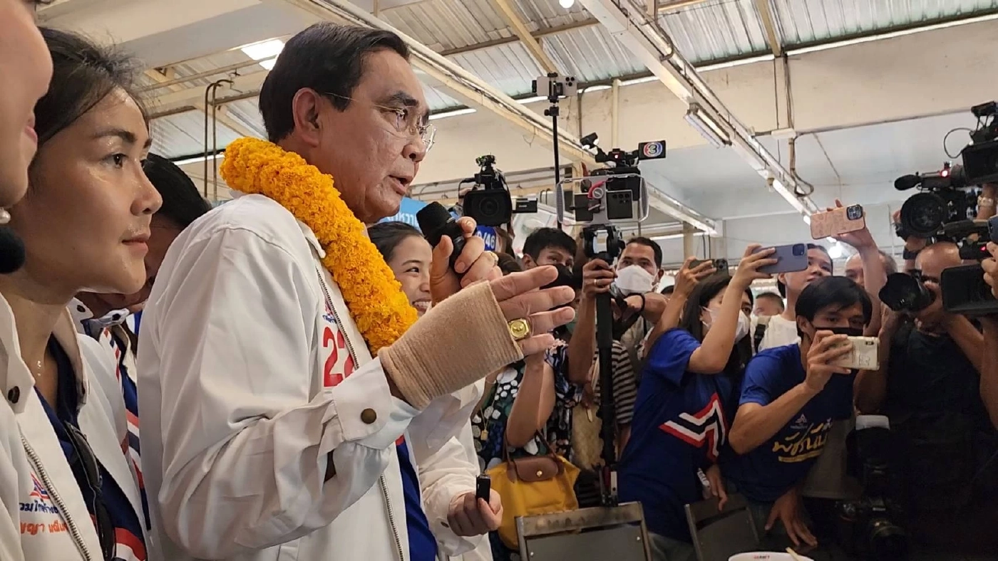 อตก.แตก! "ลุงตู่" ลุยหาเสียง แวะชิมทุเรียนเจ้าดังชมแม่ค้าสมาร์ทฟาร์มเมอร์