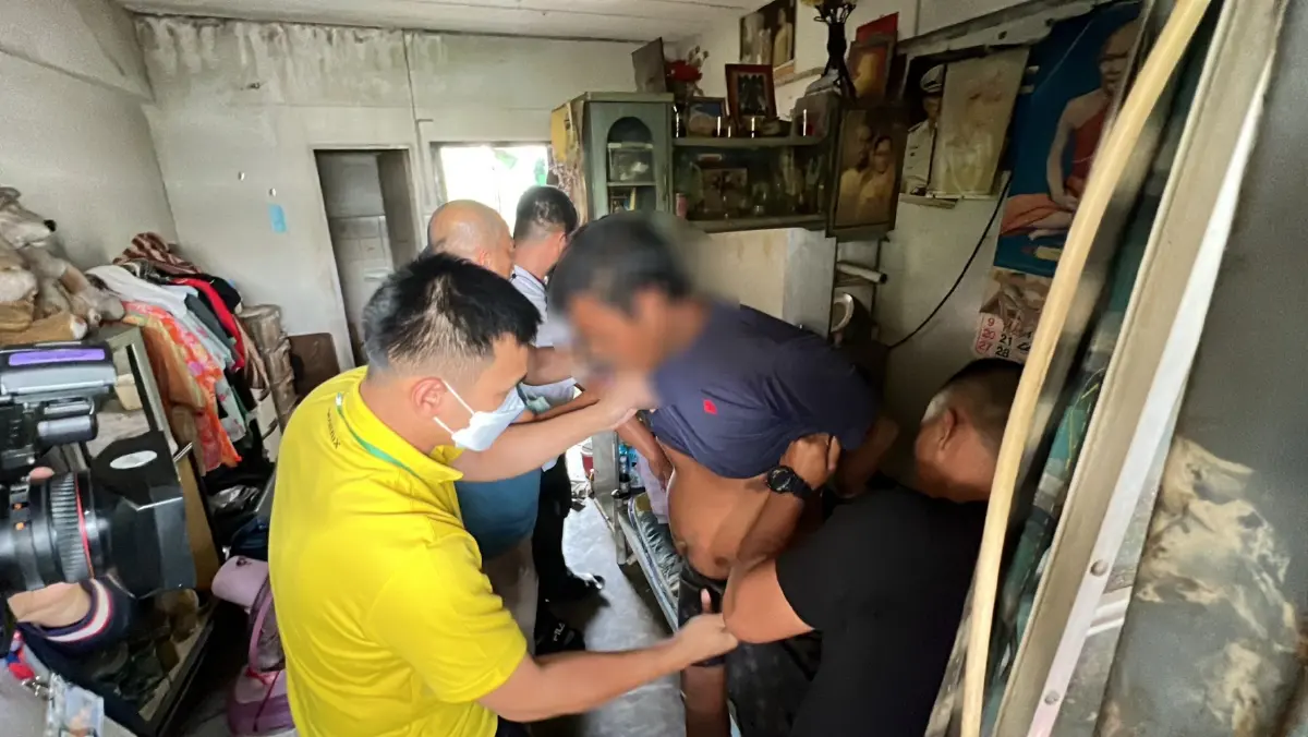 อดีตข้าราชการ วัย 69 ปี แจ้ง ตร. เอาผิดลูกชายทาสยา ทำร้ายร่างกาย-ขืนใจแม่แท้ ๆ
