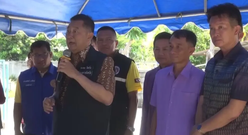 ผู้ว่าฯ ร้อยเอ็ด นำทีมมอบถุงยังชีพ ช่วยเหลือผู้ประสบเหตุวาตภัย