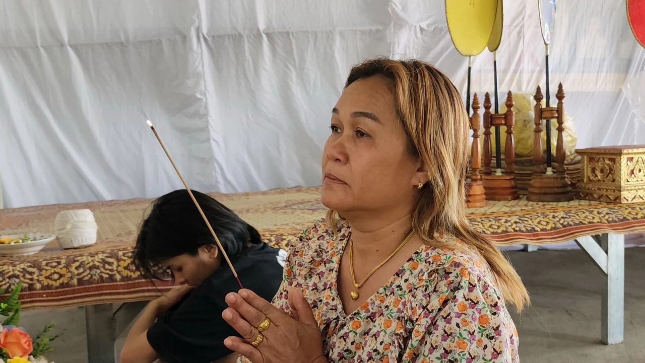 ครอบครัวเศร้า สูญเสีย "อิงดาว ดุจดาริกา" เพื่อนสนิทร่ำไห้ นั่งกอดรูปหน้าโลง