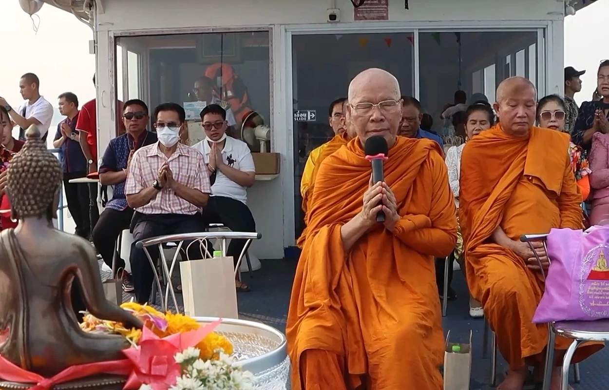 อลังการ! ขบวนแห่ต้นกัลปพฤกษ์กลางน้ำโขง ถวายสักการะรอยพระพุทธบาท