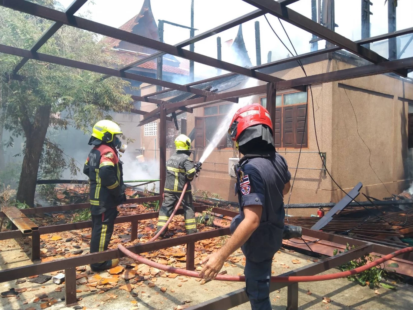 ระทึก! ไฟไหม้กุฏิวัดนวลจันทร์ พระวิ่งจีวรปลิวดับไฟ สุดท้ายวอดทั้งหลัง