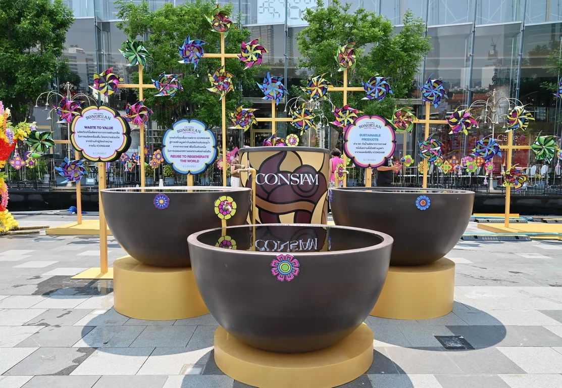 รักษ์โลก : จาก 'กากกาแฟ'  ไร้ค่าสู่การรีไซเคิลไอเทมที่ถูกใช้ในงานสงกรานต์