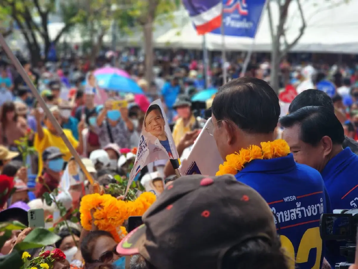 สงขลาตลาดแตก "พล.อ.ประยุทธ์" ปราศรัยปชช.แห่ล้อมเวที เรียก "พี่ตู่"กระหึ่ม