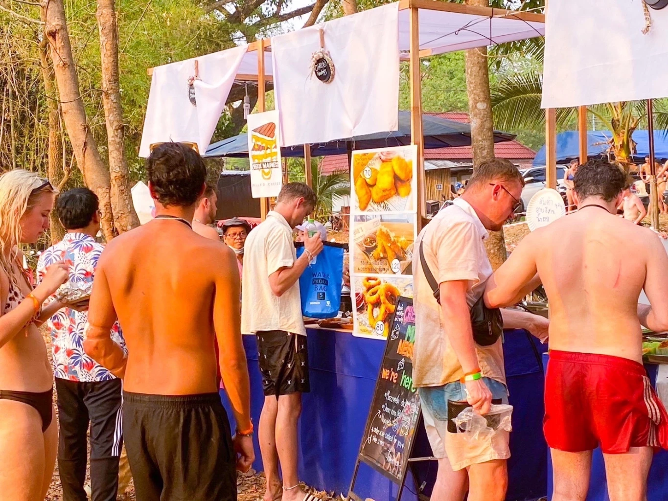 เปิดภาพ นักท่องเที่ยวหนีร้อน ล่องแพห่วงยางแม่น้ำปาย สุดคึกคัก (คลิป)