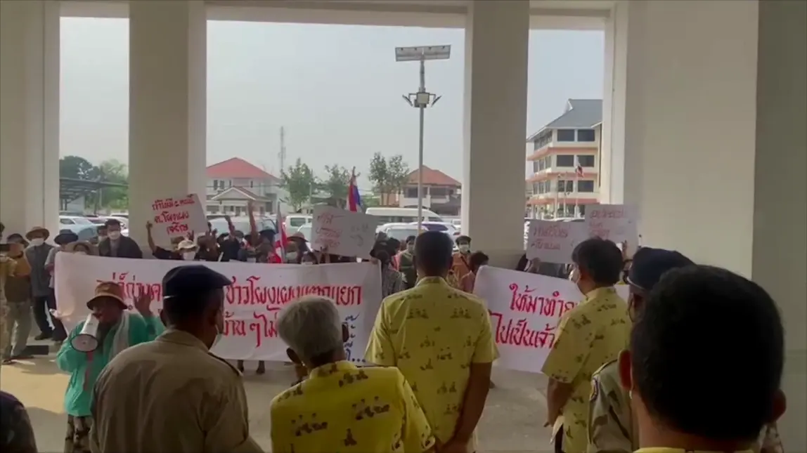 ชาวโผงเผง สุดทน ยกขบวนไล่ 2 เจ้าหน้าที่ อบต. ทำงานไม่เห็นหัวชาวบ้าน