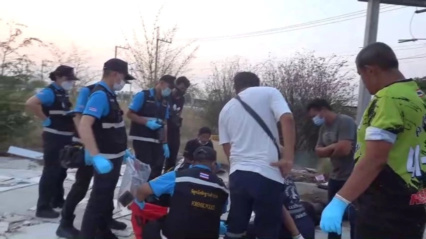 เวรกรรม! หนุ่มลักตัดสายไฟ ถูกไฟช็อตตกจากเสา เพื่อนร่วมแก๊งปล่อยทิ้งให้ดับ