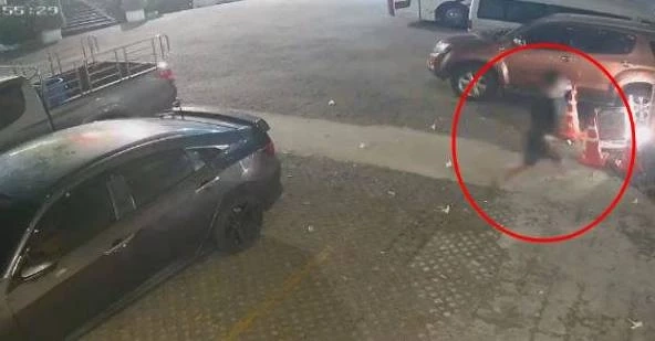 ภาพขณะผู้ก่อเหตุไล่ตามผู้เสียชีวิต