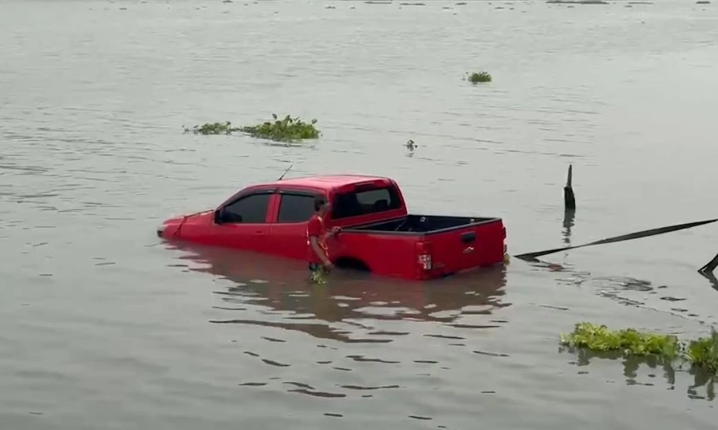 ผัวแทงเมีย 21 แผล ขับรถพุ่งลงแม่น้ำ ปู่เห็นเหตุการณ์ นำเรือออกไปช่วยได้ทัน