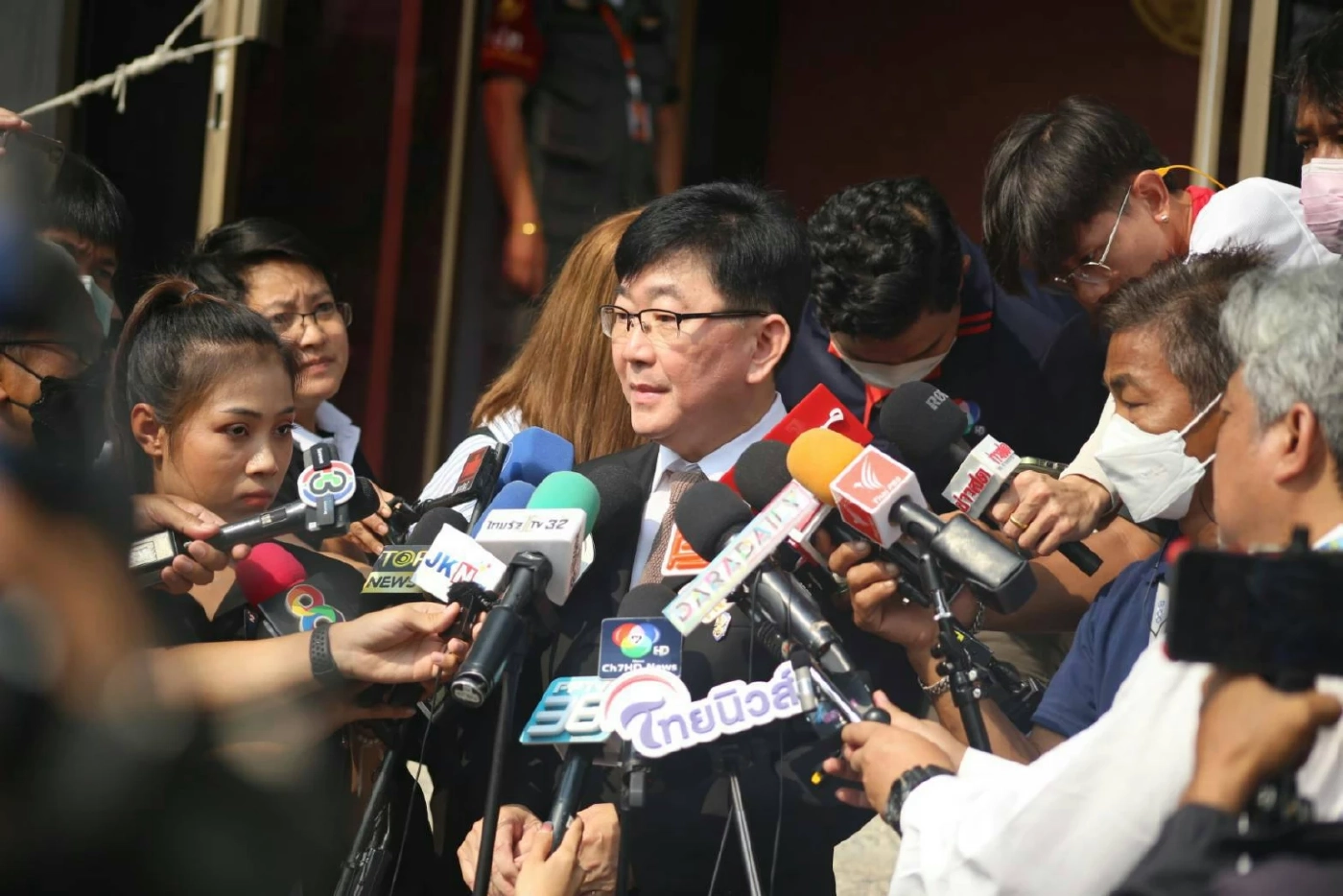 “ดีเจแมน”มา อสส. แจ้ง“ใบเตย”ไส้ติ่งอักเสบ อัยการเลื่อนคำสั่งคดี Forex-3D