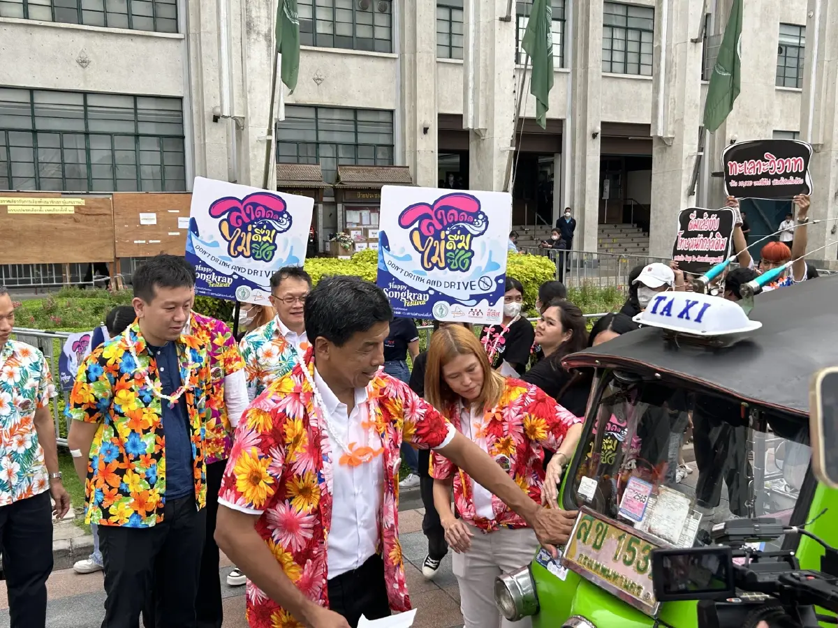 "ชัชชาติ" ร่วมปล่อยขบวนสามล้อรณรงค์ คุมเข้ม"สงกรานต์" ปลอดเหล้า-ปลอดภัย