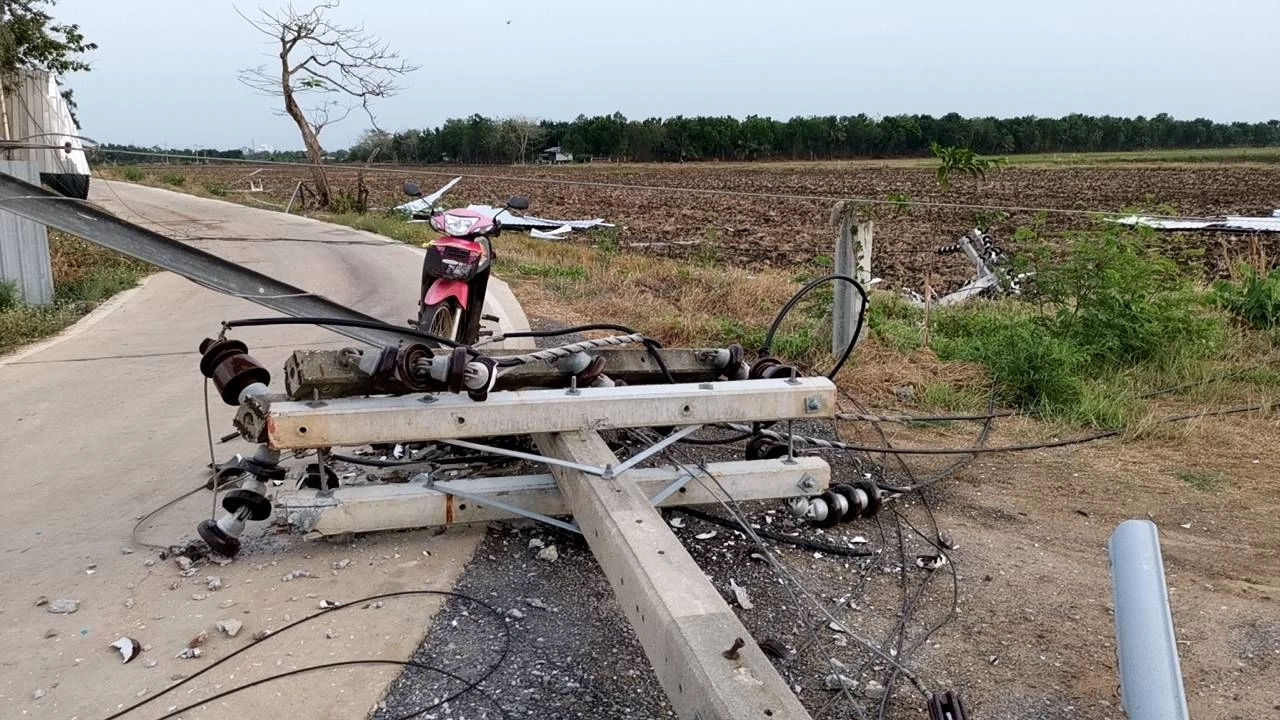 พายุฤดูร้อน ถล่ม 3 อำเภอ จ.ฉะเชิงเทรา เสาไฟฟ้าหักโค่น ไฟดับนาน 7 ชั่วโมง