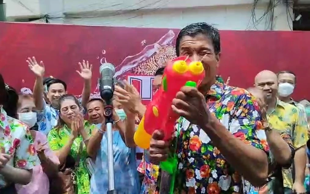 "ชัชชาติ" เปิดงาน "สงกรานต์ถนนข้าวสาร" อวยพรปีใหม่ไทย ขอให้ทุกคนมีความสุข