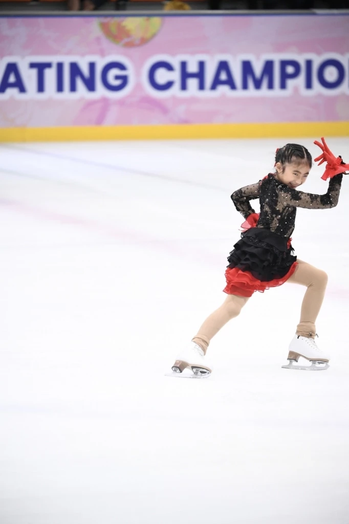 เบนซ์ พริกไทย - ปอ ตนุภัทร สุดภูมิใจลูกสาวคว้าแชมป์ไอซ์สเก็ต ระดับประเทศ