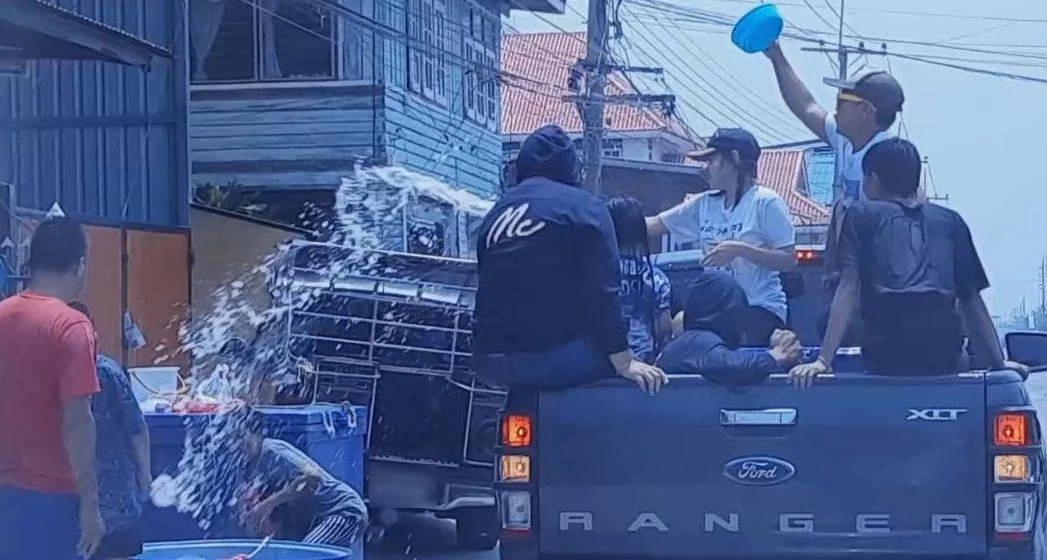 เริ่มแล้ว สงกรานต์พระสมุทรเจดีย์ ปชช.เล่นน้ำคลายร้อนสุดคึกคัก