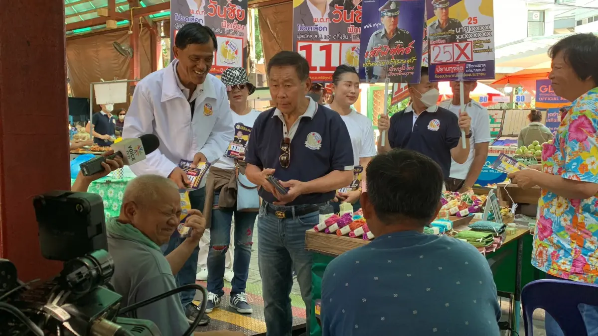 "เสรีพิศุทธ์" ตลุยหาเสียงตลาดน้ำ แจกนโยบาย 14 ข้อเชื่อตอบโจทย์ปชช.
