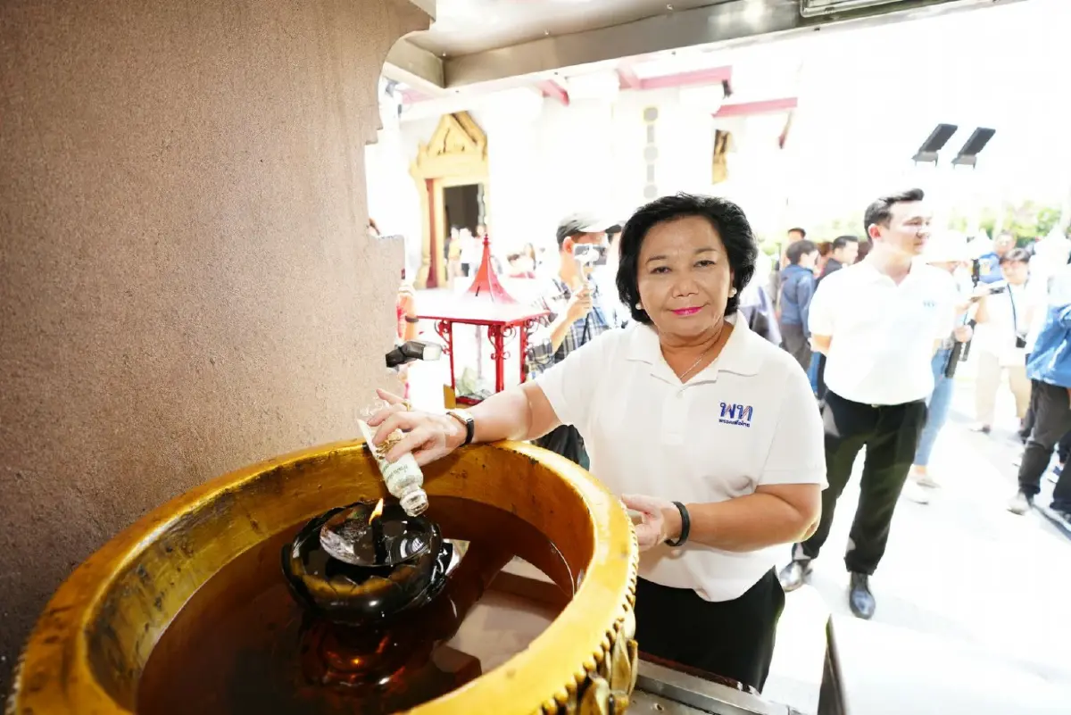 "มาดามนครบาล-ชัยเกษม" นำผู้สมัครส.ส.กทม.ป้ายแดง 33 เขต ไหว้ศาลหลักเมือง