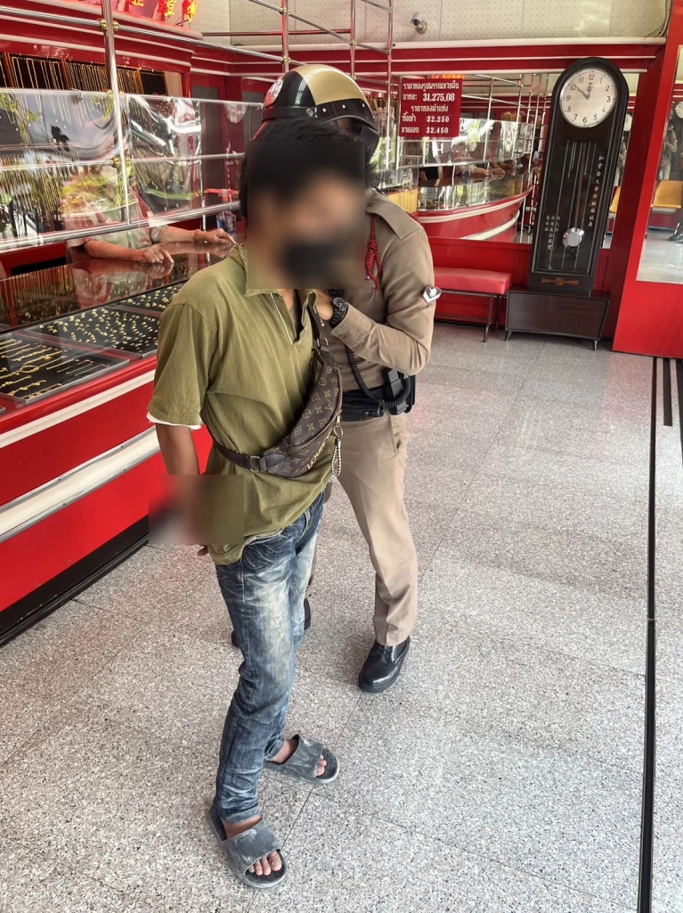 หนุ่มตกงาน ทำทีเลือกซื้อทอง ก่อนคว้าวิ่งหนี แต่ประตูล็อกอัตโนมัติ