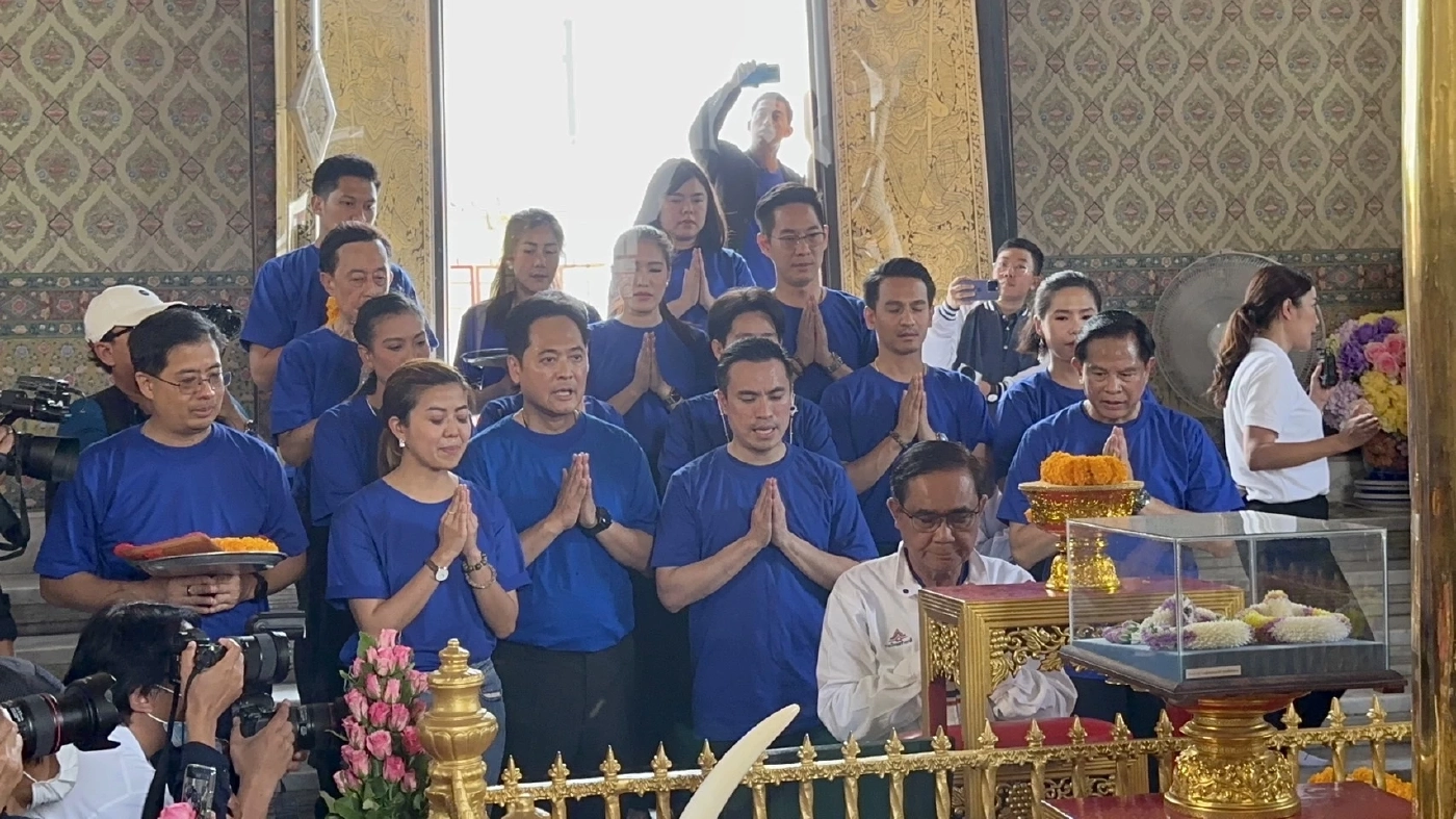 บิ๊กตู่ นำผู้สมัครไหว้ศาลหลักเมือง-วัดพระแก้ว หนีไม่พ้นเจอชายสูงวัยป่วน