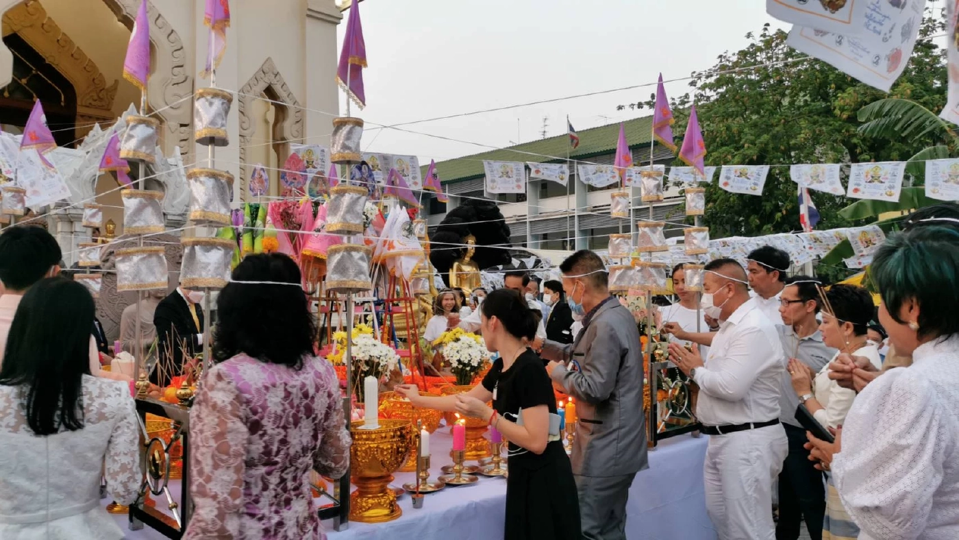 "ประยุทธ์" ร่วมพิธีสวดเจริญพระพุทธมนต์นพเคราะห์ ที่วัดไตรมิตรฯ