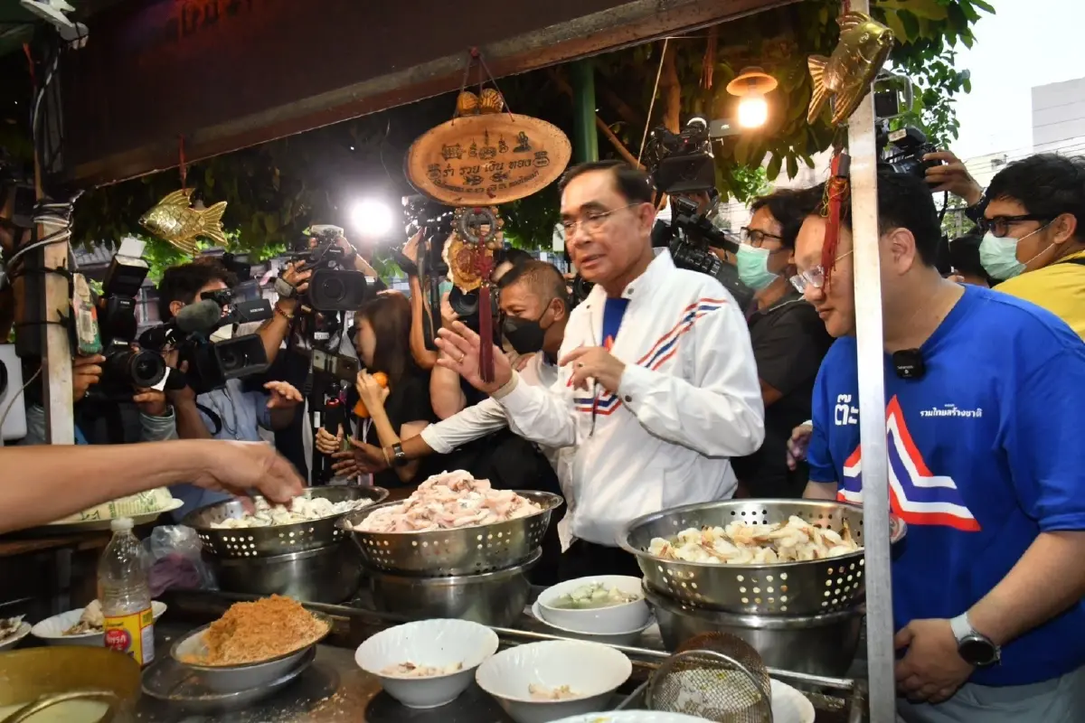 "บิ๊กตู่" ขนทีมงาน"รทสช." หาเสียงสวนลุม โชว์ลีลาเตะตะกร้อ-นั่งเรือเป็ด