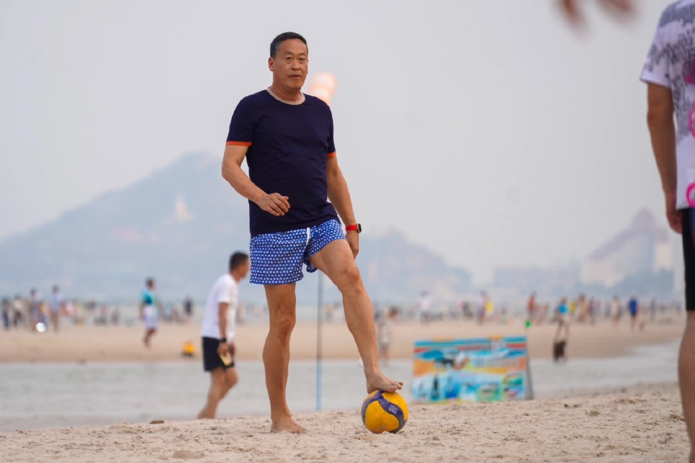 สุดชิล! "เศรษฐา" เตะบอลริมทะเลกับครอบครัว ช่วงเทศกาลสงกรานต์