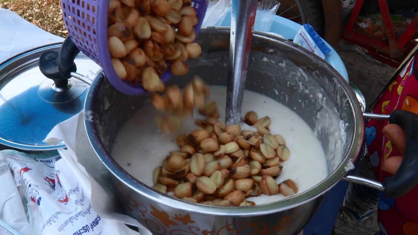 หากินยาก! "ขนมบัวทอด" หวานมัน เจ้าแรกในพิจิตร