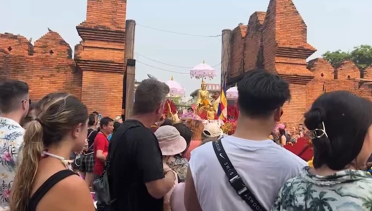 "สงกรานต์เชียงใหม่" คึกคัก นทท.ทะลักเล่นน้ำ หลังอัดอั้นมานาน 3 ปี