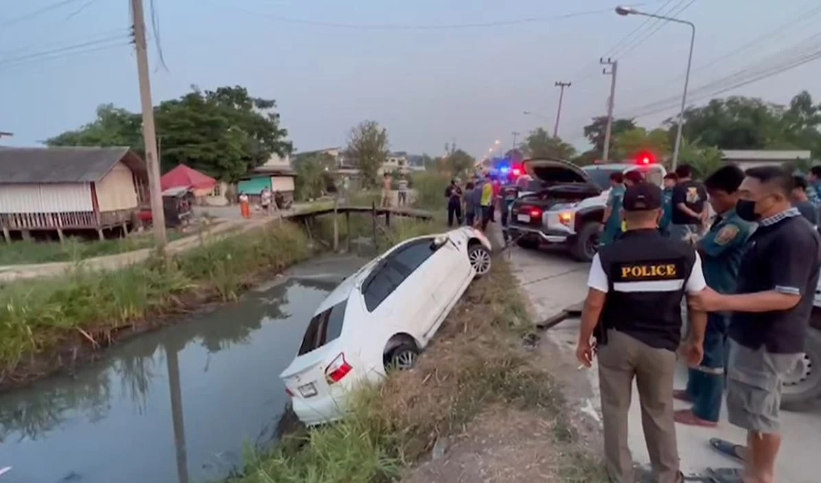 คุณตา วัย 76 ขับเก๋งพาญาติไปทำบุญ รถหลุดโค้งพุ่งตกคลอง ดับ 1 อีก 4 รอดหวุดหวิด