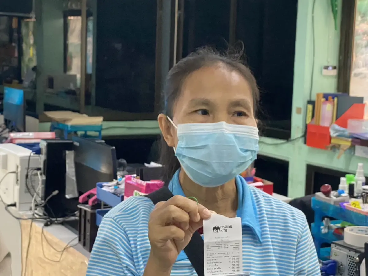 นางอัมพร ปัญญาไวย์ ชาวบ้านที่ได้รับผลกระทบ ในการลงทะเบียนรับสิทธิบัตรสวัสดิการแห่งรัฐรอบล่าสุด