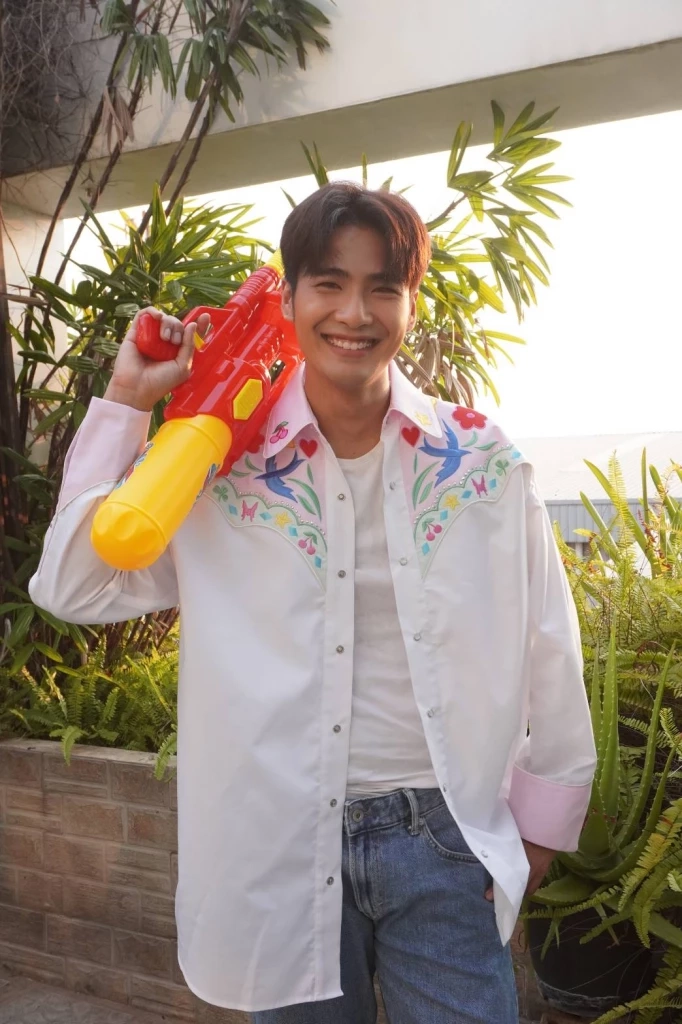 หนูแหม่ม สุริวิภา นำทีมพระ-นาง สาดน้ำสงกรานต์ ส่งความสุข 