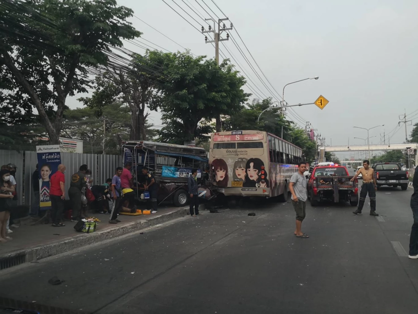 สองแถว - รถเมล์สาย 8 ชนสนั่นเสรีไทย เจ็บ 13