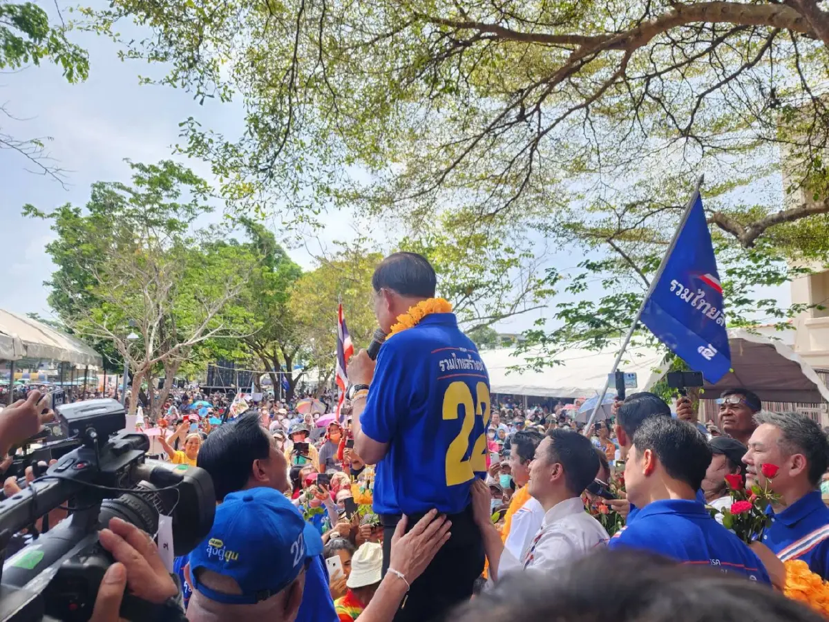 สงขลาตลาดแตก "พล.อ.ประยุทธ์" ปราศรัยปชช.แห่ล้อมเวที เรียก "พี่ตู่"กระหึ่ม