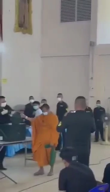 สีสันเกณฑ์ทหารโคราช หลวงพี่จับได้ใบดำ ดีใจจีวรปลิว