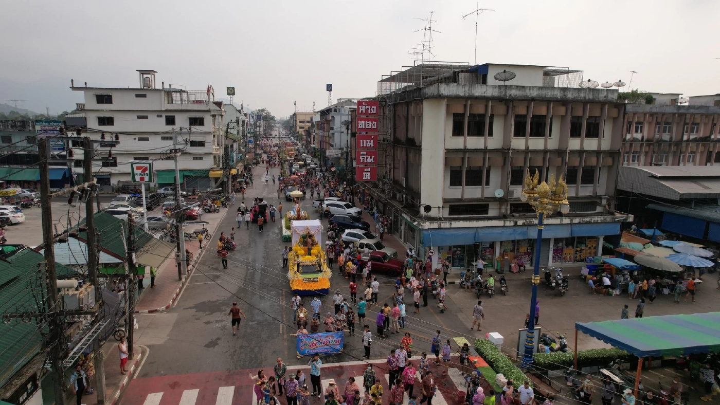 สุดคึกคัก อำเภอขลุง จันทบุรี จัดงานสงกรานต์ 2 ศาสนา 3 วัฒนธรรม ที่หาชมได้ยาก