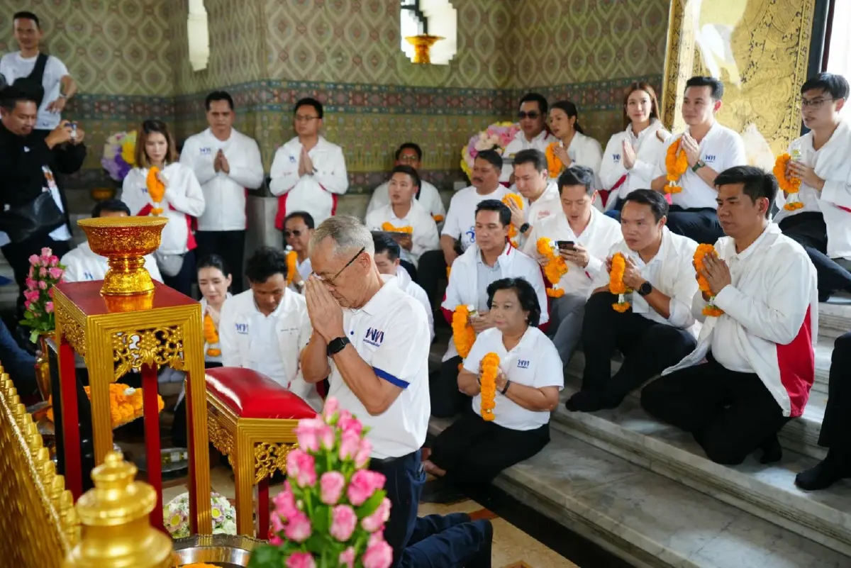 "มาดามนครบาล-ชัยเกษม" นำผู้สมัครส.ส.กทม.ป้ายแดง 33 เขต ไหว้ศาลหลักเมือง