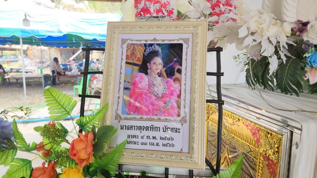 ครอบครัวเศร้า สูญเสีย "อิงดาว ดุจดาริกา" เพื่อนสนิทร่ำไห้ นั่งกอดรูปหน้าโลง