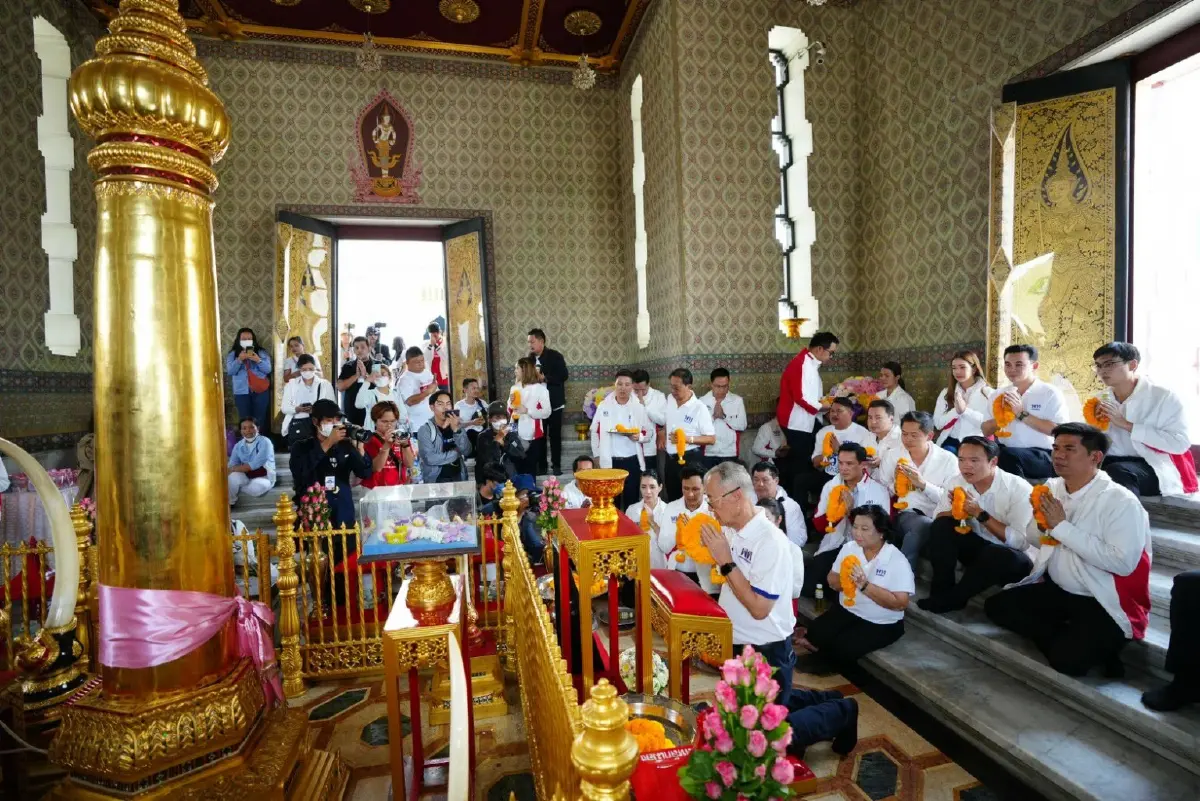 "มาดามนครบาล-ชัยเกษม" นำผู้สมัครส.ส.กทม.ป้ายแดง 33 เขต ไหว้ศาลหลักเมือง