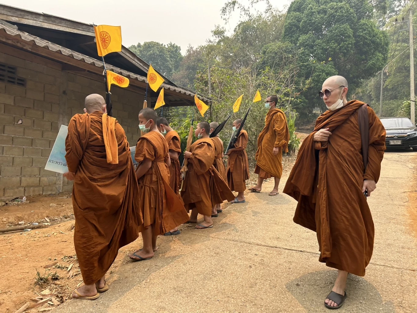 พระสงฆ์-สามเณร จ.เชียงราย รณรงค์ขอญาติโยมหยุดเผาป่า หลังสถานการณ์ยังวิกฤต