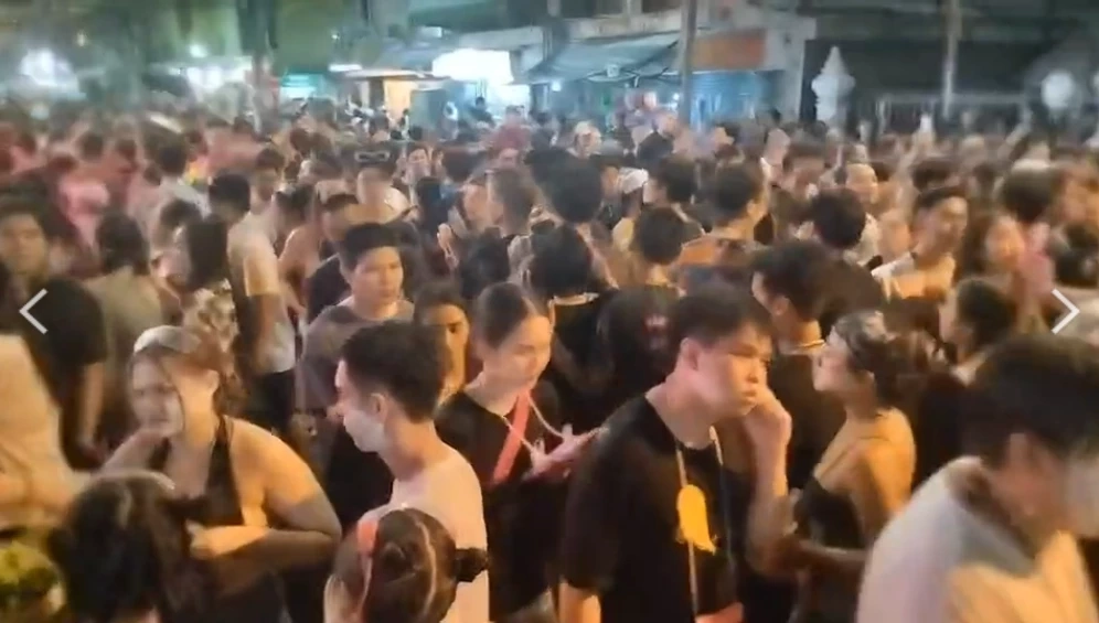 เช็กก่อนไป "สงกรานต์ถนนข้าวสาร" นักท่องเที่ยวทะลักเล่นน้ำแน่น ถนนแทบแตก