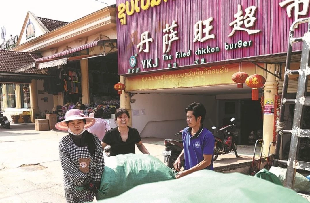 พ่อค้าแม่ค้าลาวเจอชาวจีนแย่งทำการค้า