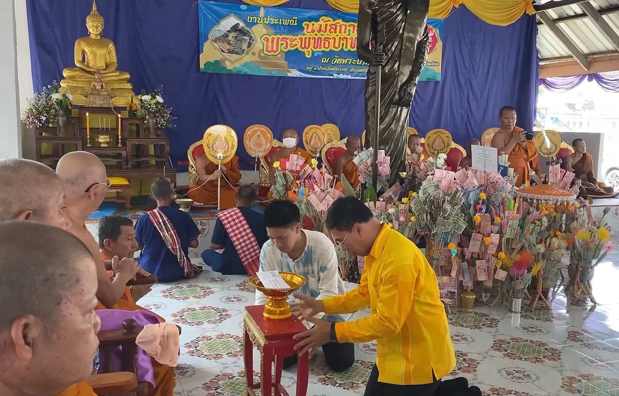 อลังการ! ขบวนแห่ต้นกัลปพฤกษ์กลางน้ำโขง ถวายสักการะรอยพระพุทธบาท