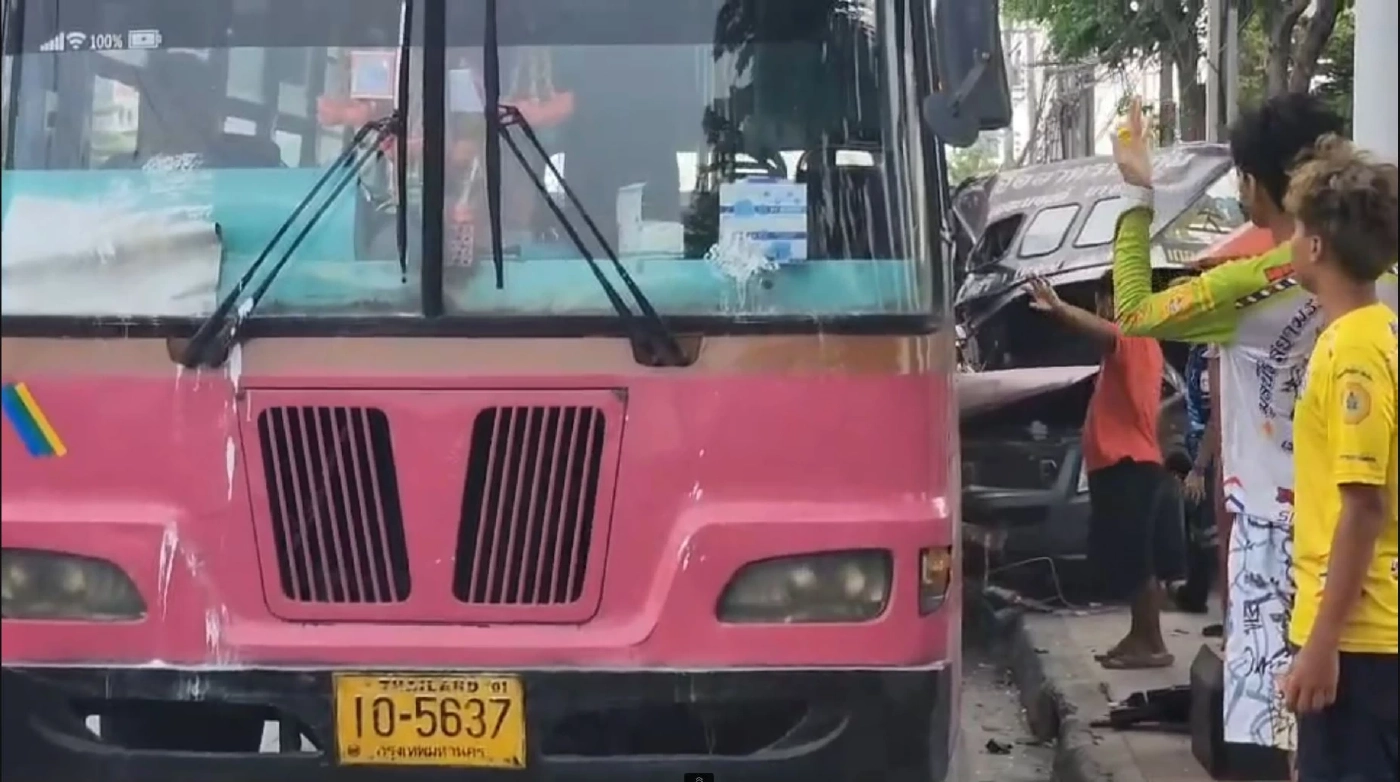 สองแถว - รถเมล์สาย 8 ชนสนั่นเสรีไทย เจ็บ 13