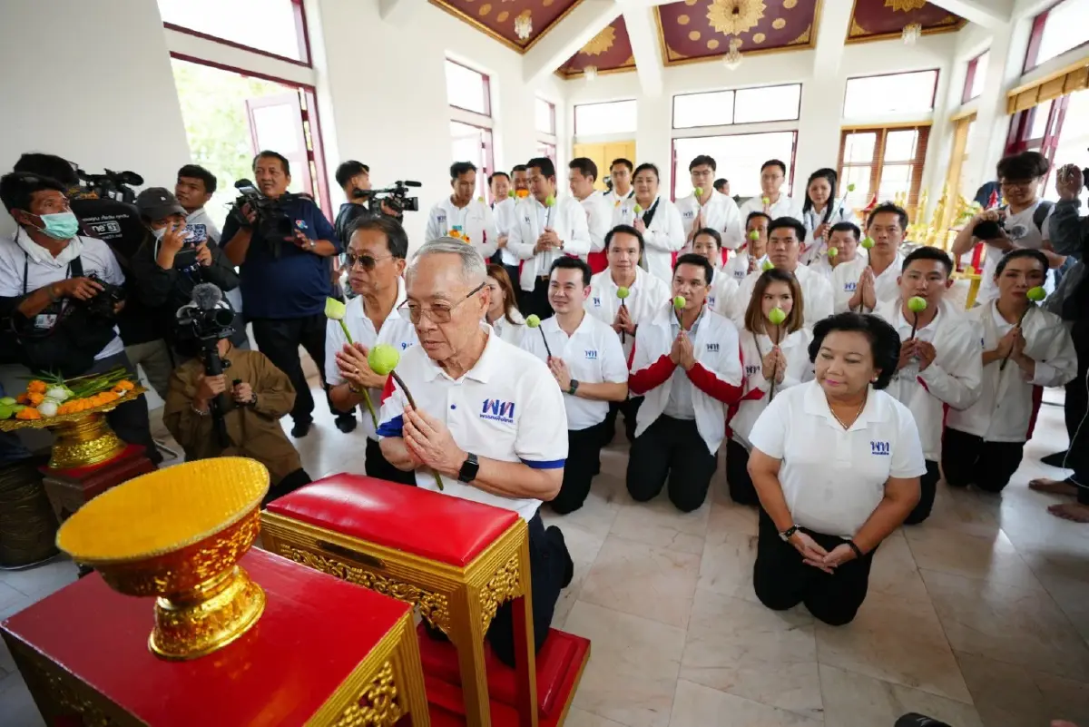 "มาดามนครบาล-ชัยเกษม" นำผู้สมัครส.ส.กทม.ป้ายแดง 33 เขต ไหว้ศาลหลักเมือง