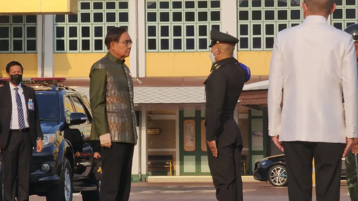 ฟาดเคราะห์ นายกฯ สะดุ้งเฮือกถูกธูปจี้ วันสถาปนากระทรวงกลาโหม (มีคลิป)